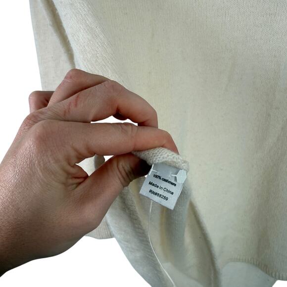 Subtle Luxury Nelly Washable Cashmere Sweater V-Neck Cream FLAW Womens S/M - Picture 4 of 7